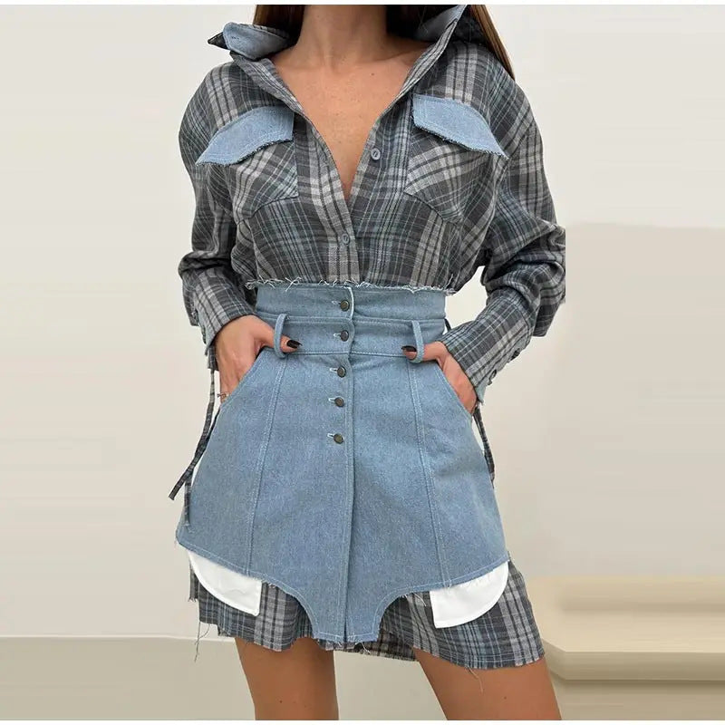 Kvinnors rutiga skjorta med denimkjol och bältesdetaljer Mirla-Eva Jonsson