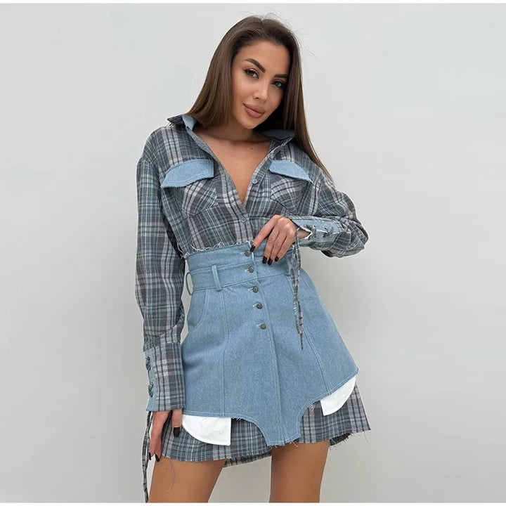 Kvinnors rutiga skjorta med denimkjol och bältesdetaljer Mirla-Eva Jonsson