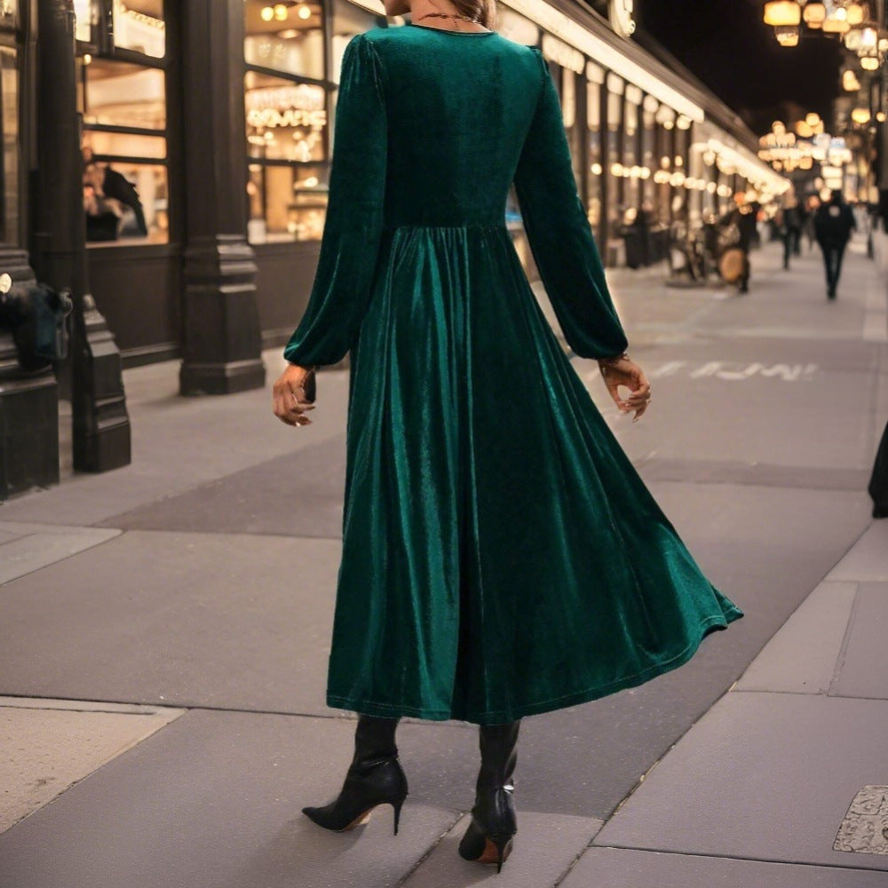 Kvinnors sammet midi klänning med elegant inlindsdesign och djup V-hals Mirla-Eva Jonsson