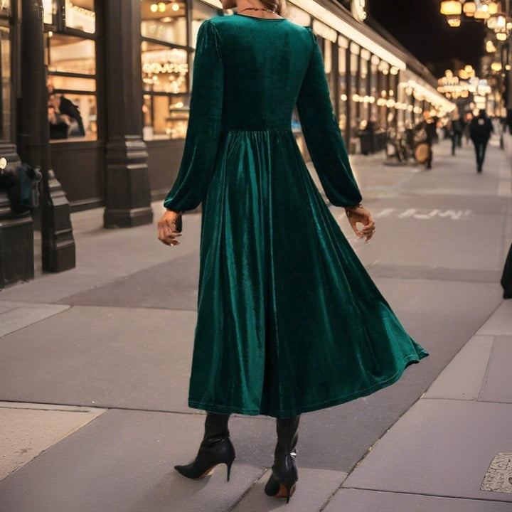 Kvinnors sammet midi klänning med elegant inlindsdesign och djup V-hals Mirla-Eva Jonsson