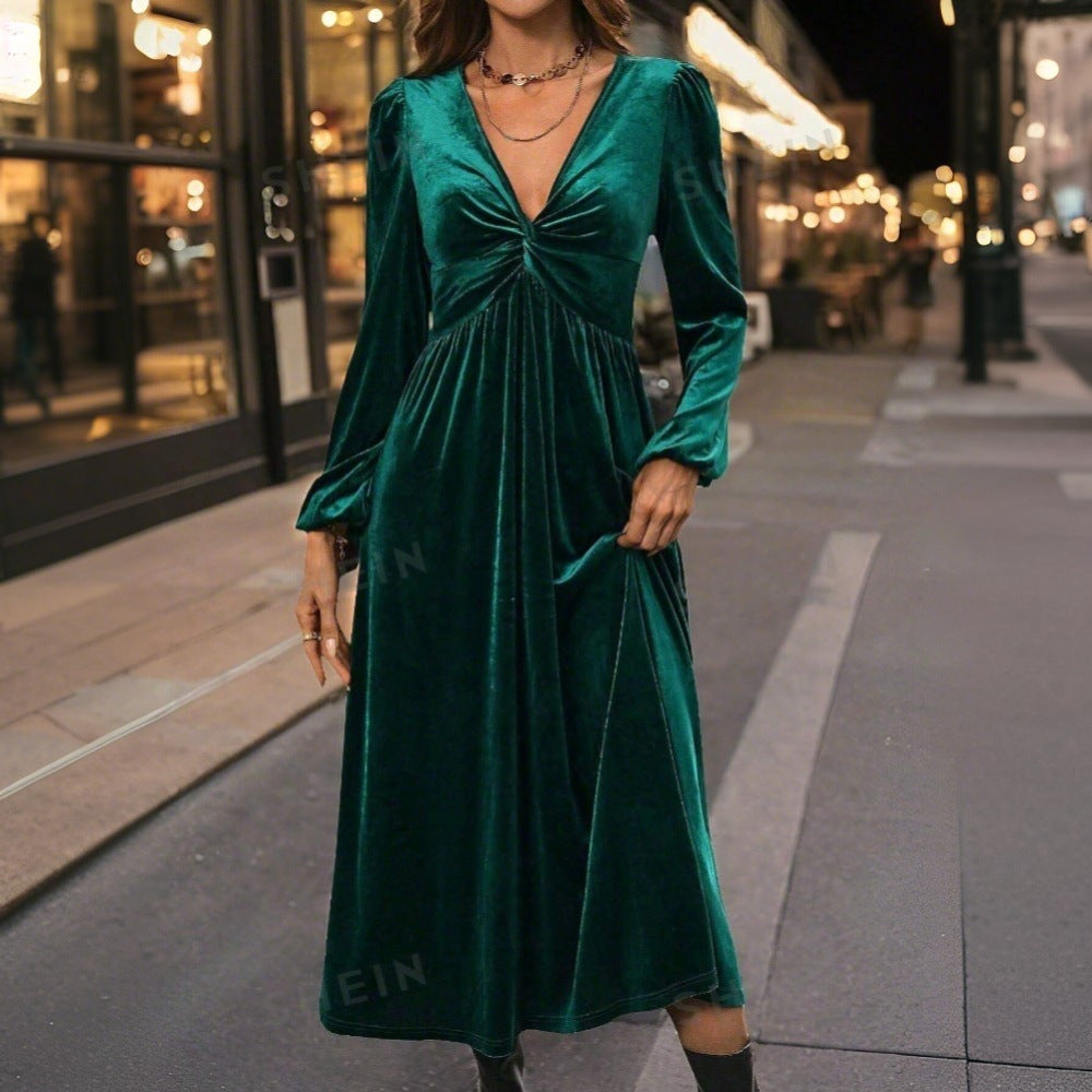 Kvinnors sammet midi klänning med elegant inlindsdesign och djup V-hals Mirla-Eva Jonsson