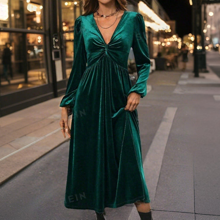 Kvinnors sammet midi klänning med elegant inlindsdesign och djup V-hals Mirla-Eva Jonsson