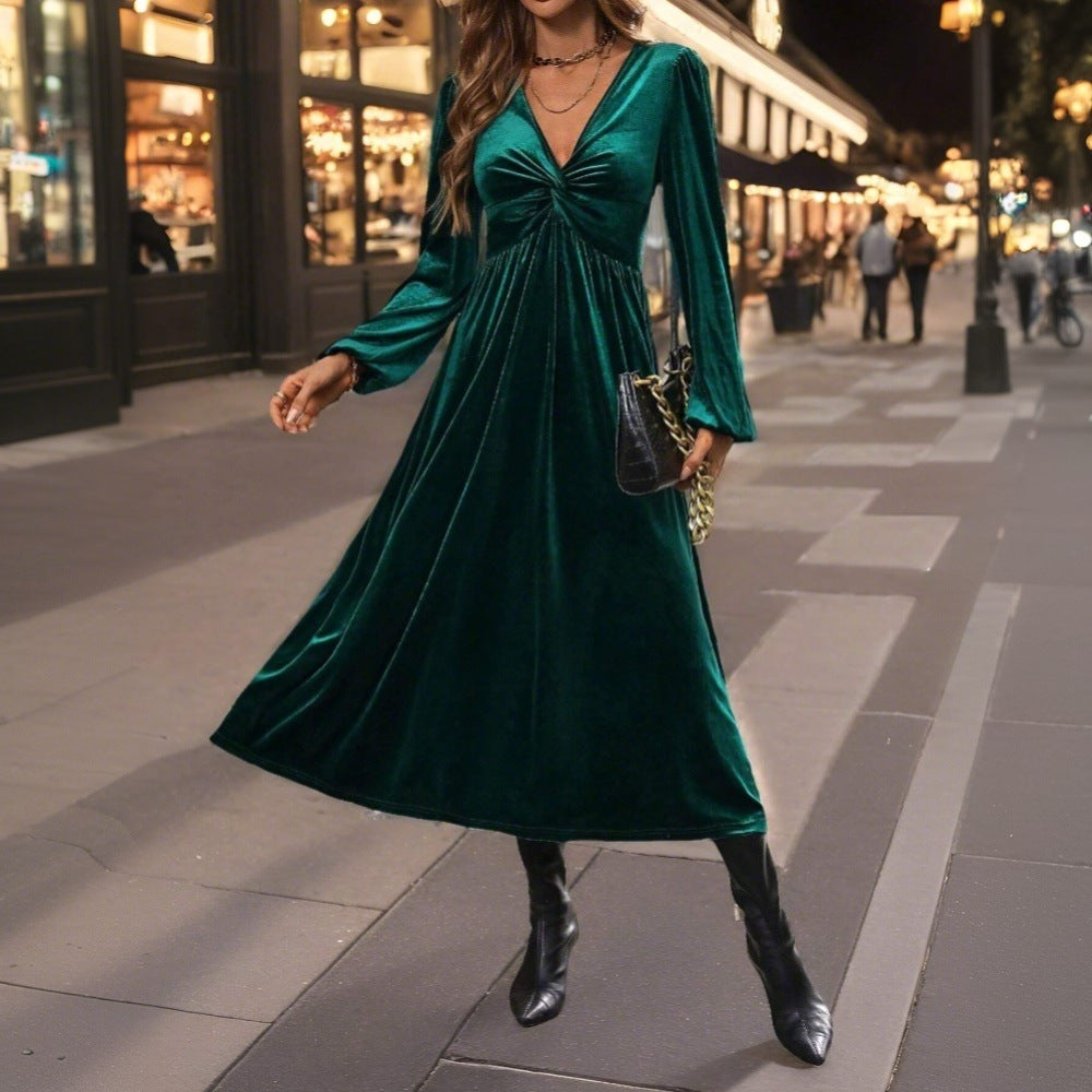 Kvinnors sammet midi klänning med elegant inlindsdesign och djup V-hals Mirla-Eva Jonsson