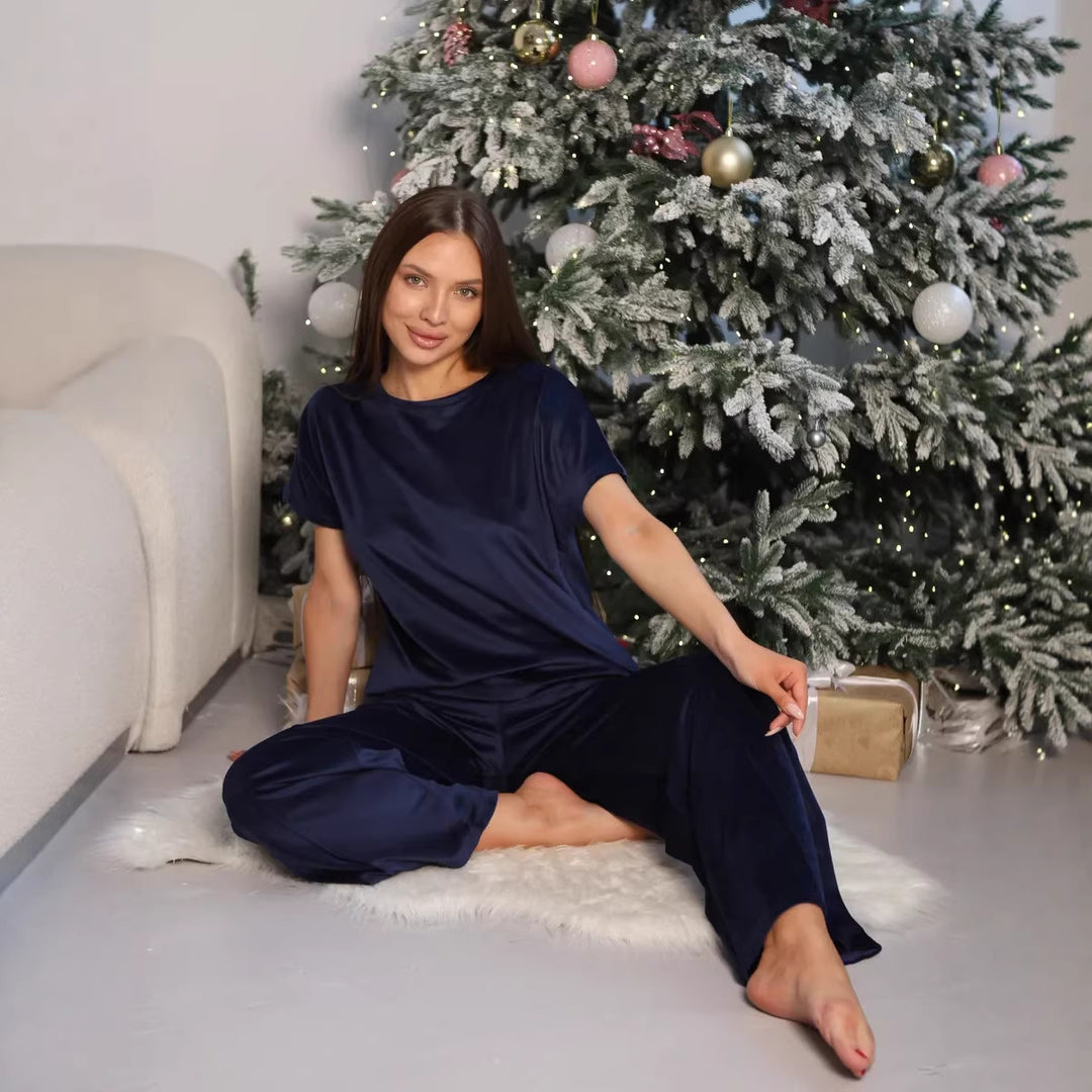 Kvinnors satin loungekläder set med avslappnad passform och vida byxor-Eva Jonsson