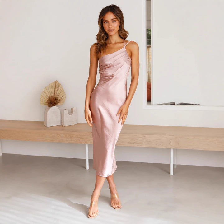 Kvinnors satin midi klänning med asymmetrisk skärning och elegant flair Mirla-Eva Jonsson