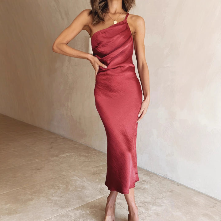 Kvinnors satin midi klänning med asymmetrisk skärning och elegant flair Mirla-Eva Jonsson