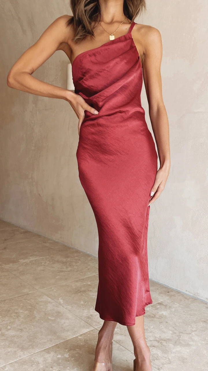 Kvinnors satin midi klänning med asymmetrisk skärning och elegant flair Mirla-Eva Jonsson
