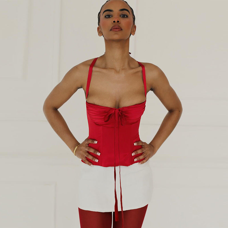 Kvinnors satin topp med lekfullt ruffle detaljer och dekorativt slipsband-Eva Jonsson