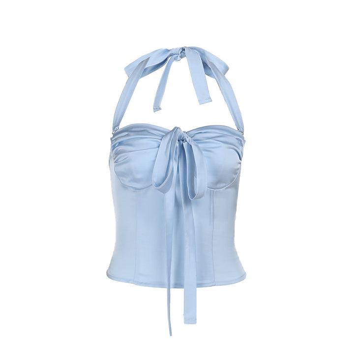 Kvinnors satin topp med lekfullt ruffle detaljer och dekorativt slipsband-Eva Jonsson