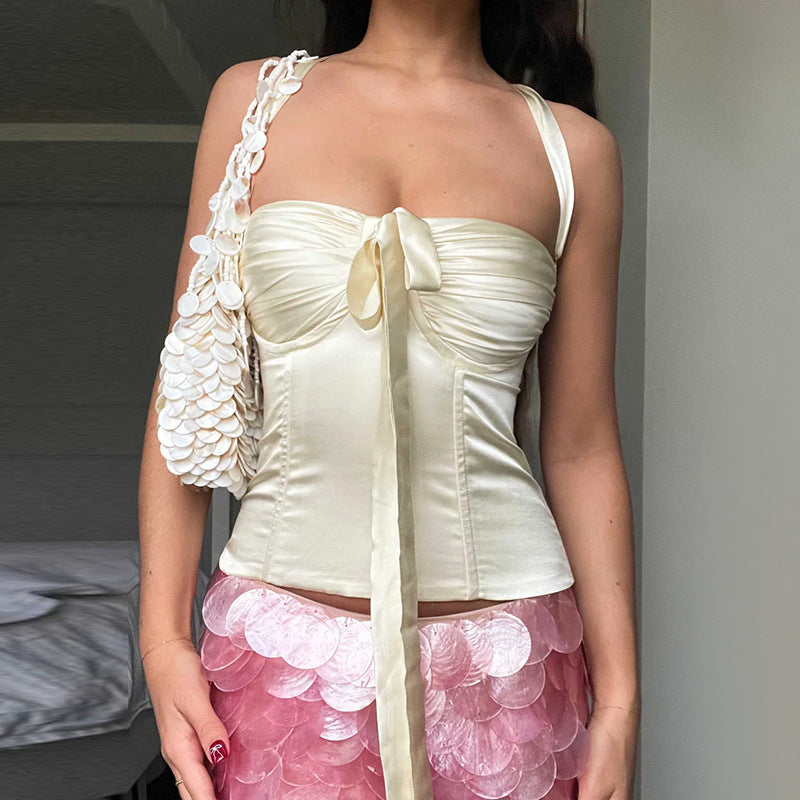 Kvinnors satin topp med lekfullt ruffle detaljer och dekorativt slipsband-Eva Jonsson