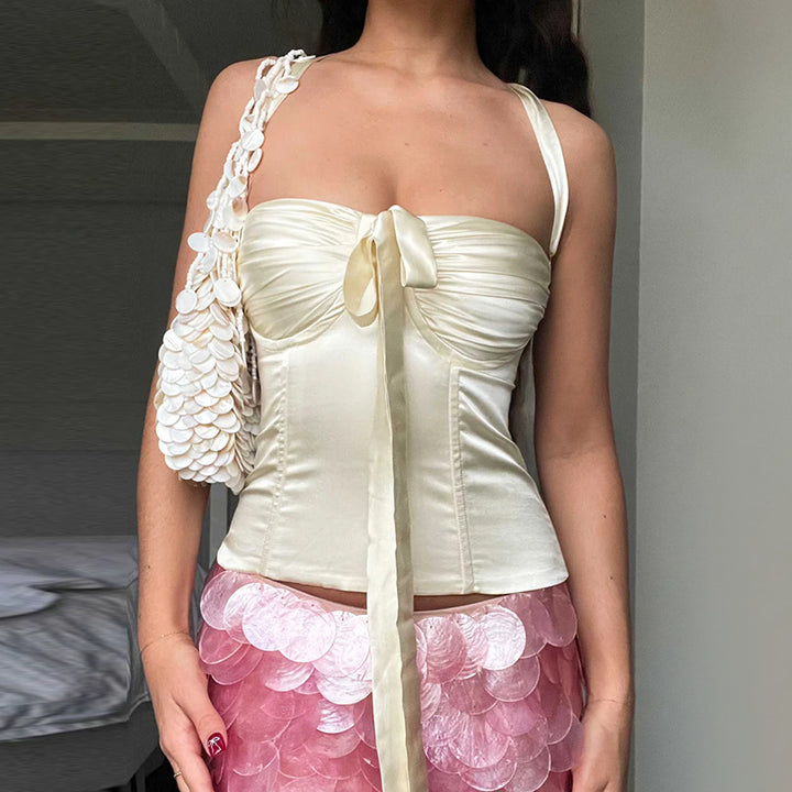 Kvinnors satin topp med lekfullt ruffle detaljer och dekorativt slipsband-Eva Jonsson