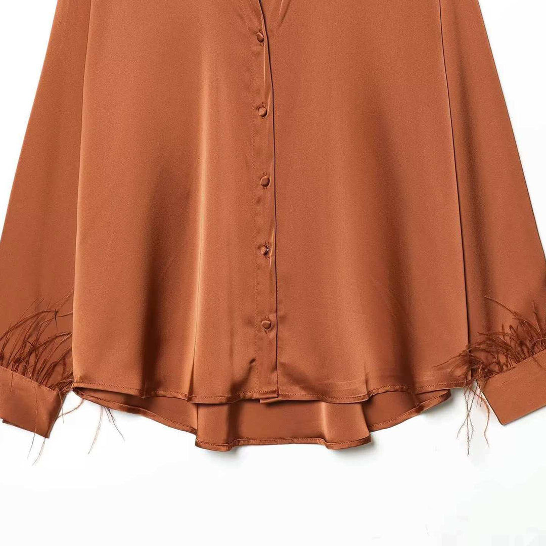 Kvinnors satinblus med eleganta fjäderdetyger Mirla-Eva Jonsson