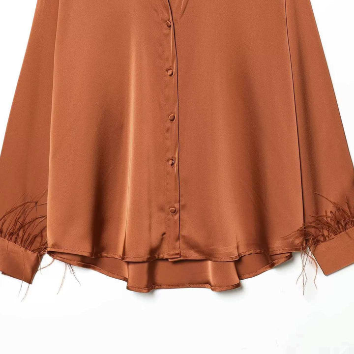 Kvinnors satinblus med eleganta fjäderdetyger Mirla-Eva Jonsson