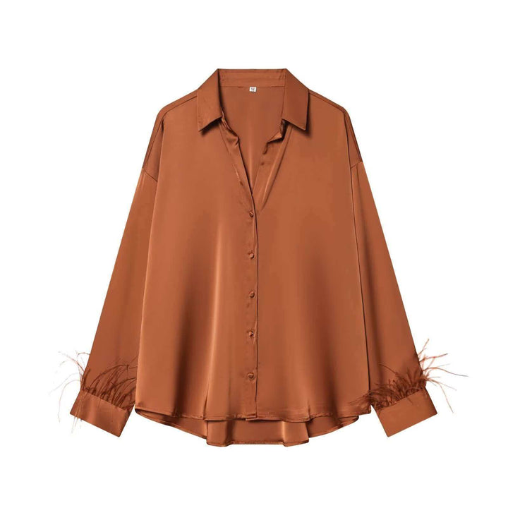 Kvinnors satinblus med eleganta fjäderdetyger Mirla-Eva Jonsson