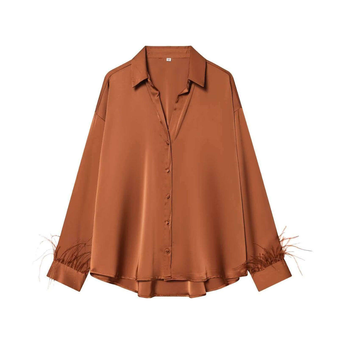 Kvinnors satinblus med eleganta fjäderdetyger Mirla-Eva Jonsson