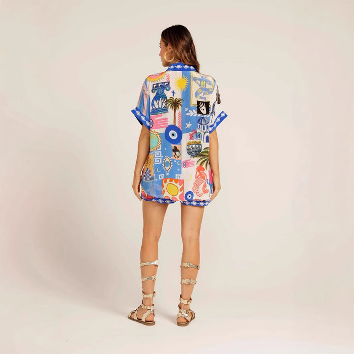 Kvinnors set bestående av lätt, tryckt t-shirt med kort ärm och shorts med färgglad design Mirla-Eva Jonsson