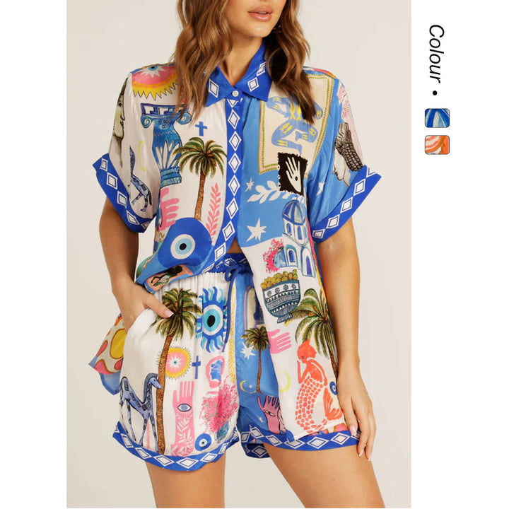 Kvinnors set bestående av lätt, tryckt t-shirt med kort ärm och shorts med färgglad design Mirla-Eva Jonsson
