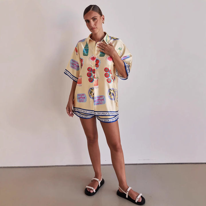 Kvinnors set bestående av stilig t-shirt med kort ärm och shorts i sommardesign Mirla-Eva Jonsson