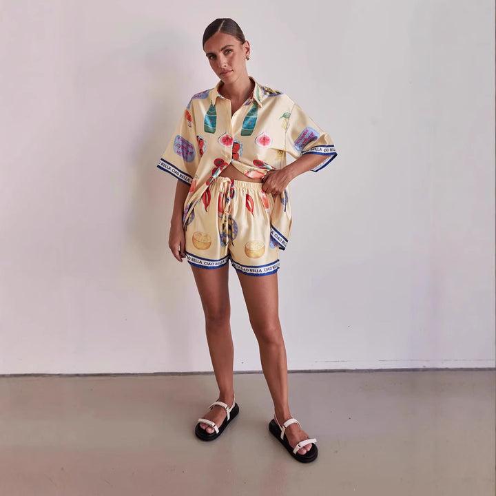 Kvinnors set bestående av stilig t-shirt med kort ärm och shorts i sommardesign Mirla-Eva Jonsson
