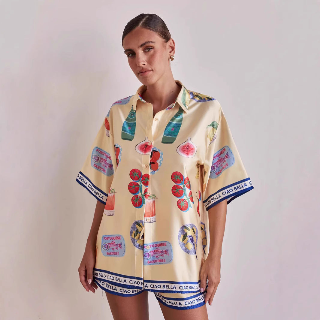 Kvinnors set bestående av stilig t-shirt med kort ärm och shorts i sommardesign Mirla-Eva Jonsson
