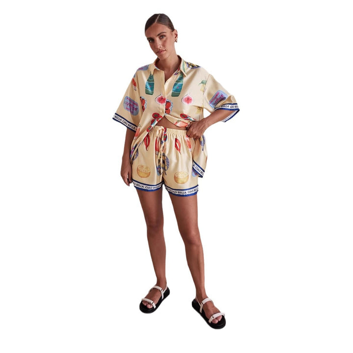 Kvinnors set bestående av stilig t-shirt med kort ärm och shorts i sommardesign Mirla-Eva Jonsson