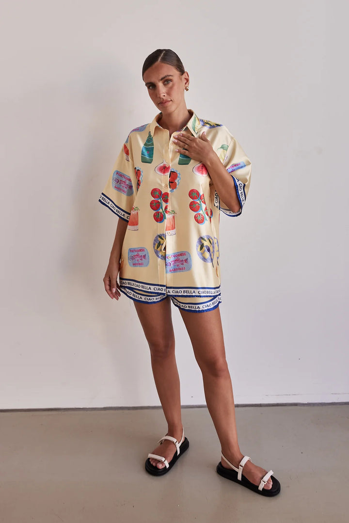 Kvinnors set bestående av stilig t-shirt med kort ärm och shorts i sommardesign Mirla-Eva Jonsson