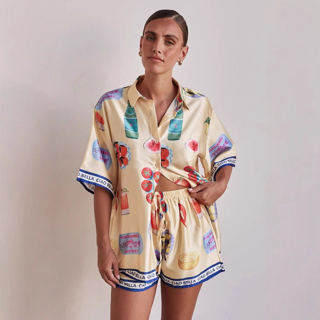 Kvinnors set bestående av stilig t-shirt med kort ärm och shorts i sommardesign Mirla-Eva Jonsson