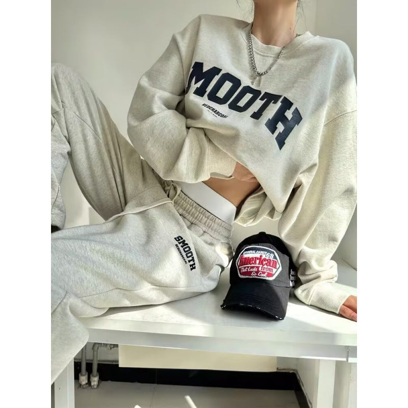 Kvinnors set med kort sweatshirt och bekväma joggingsbyxor Mirla-Eva Jonsson
