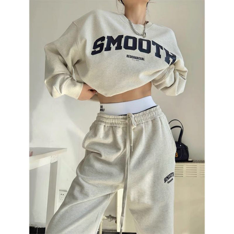 Kvinnors set med kort sweatshirt och bekväma joggingsbyxor Mirla-Eva Jonsson
