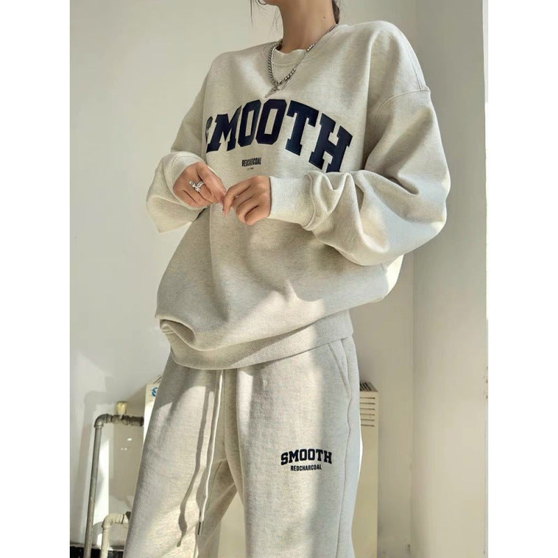 Kvinnors set med kort sweatshirt och bekväma joggingsbyxor Mirla-Eva Jonsson
