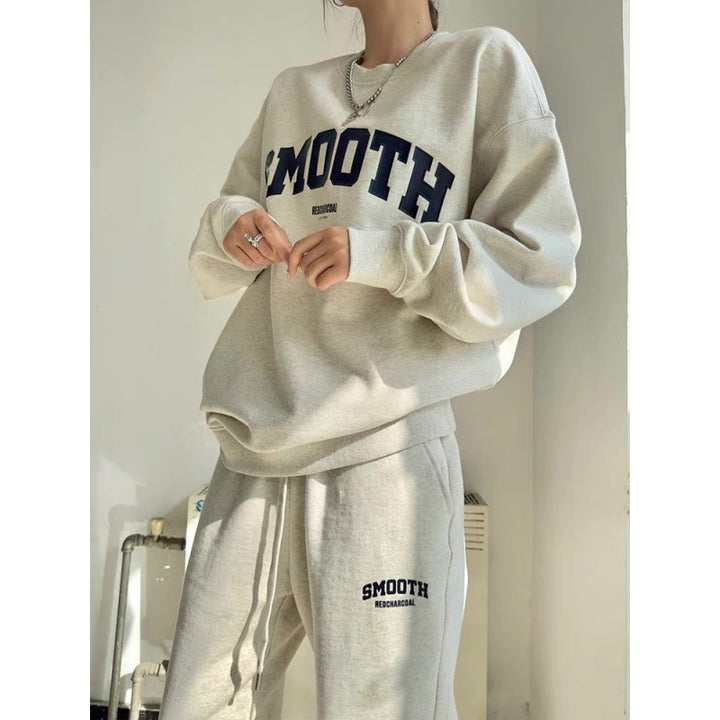 Kvinnors set med kort sweatshirt och bekväma joggingsbyxor Mirla-Eva Jonsson