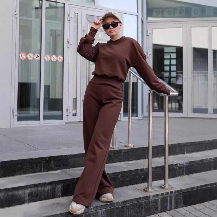 Kvinnors set med oversized sweatshirt och vida sportbyxor Mirla-Eva Jonsson