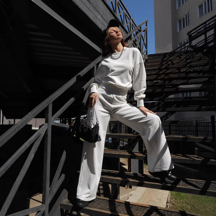 Kvinnors set med oversized sweatshirt och vida sportbyxor Mirla-Eva Jonsson