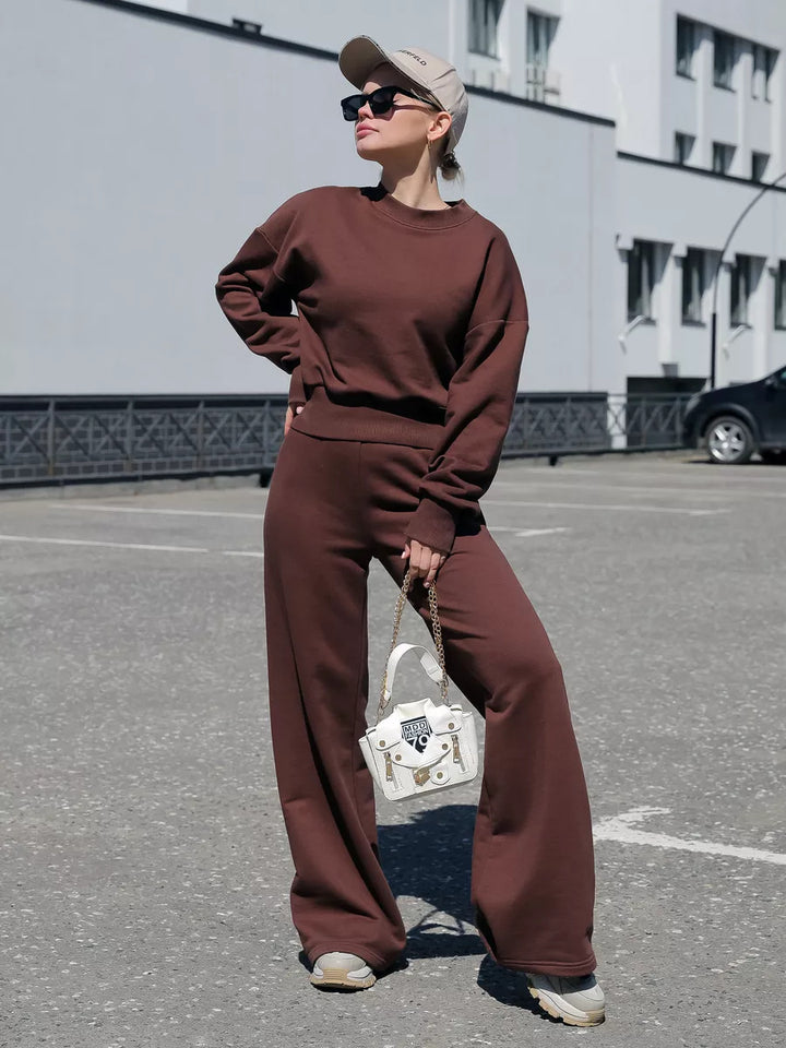 Kvinnors set med oversized sweatshirt och vida sportbyxor Mirla-Eva Jonsson