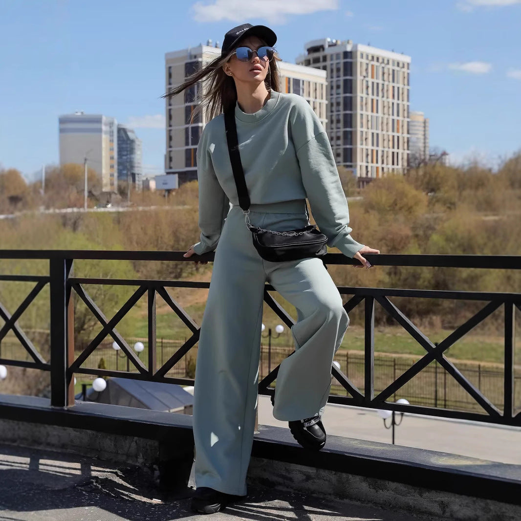 Kvinnors set med oversized sweatshirt och vida sportbyxor Mirla-Eva Jonsson