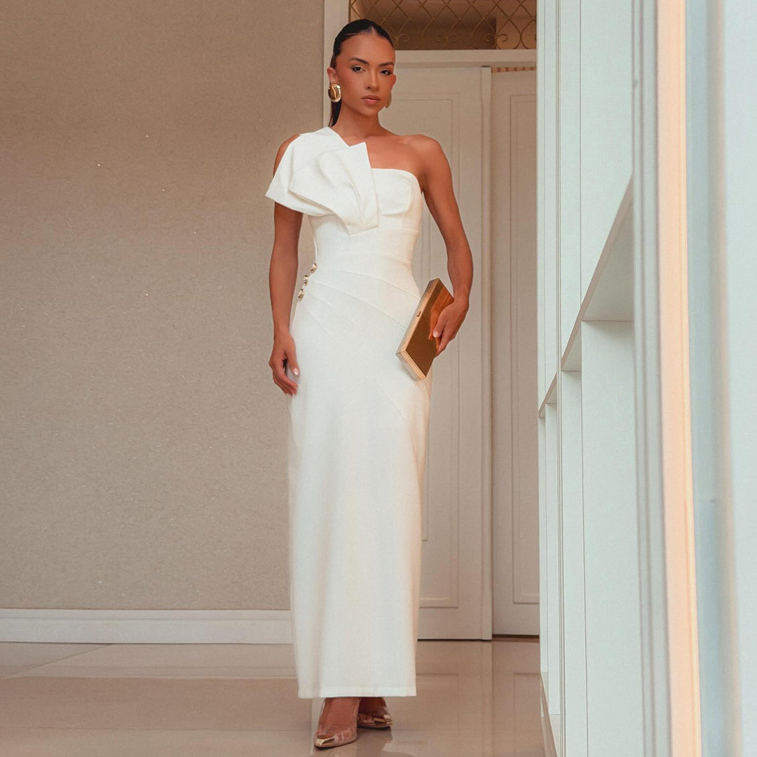Kvinnors sheath-klänning med asymmetrisk halsringning och draperade detaljer Mirla-Eva Jonsson