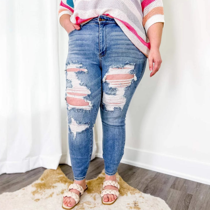Kvinnors skinny jeans med trendigt förstört utseende och elastisk midja Mirla-Eva Jonsson