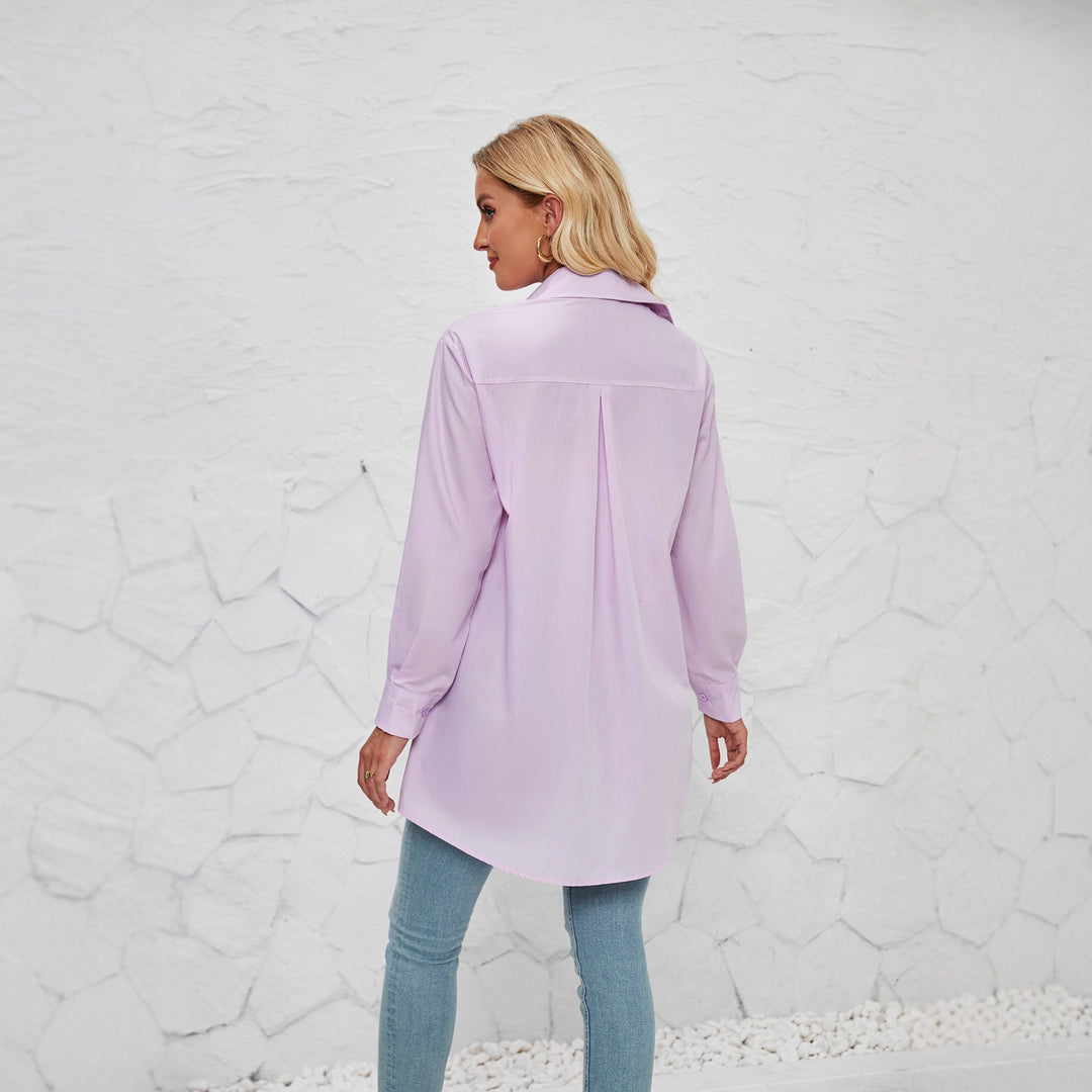 Kvinnors skjorta blus med en elegant oversized passform och klassiska knapprinor Mirla-Eva Jonsson