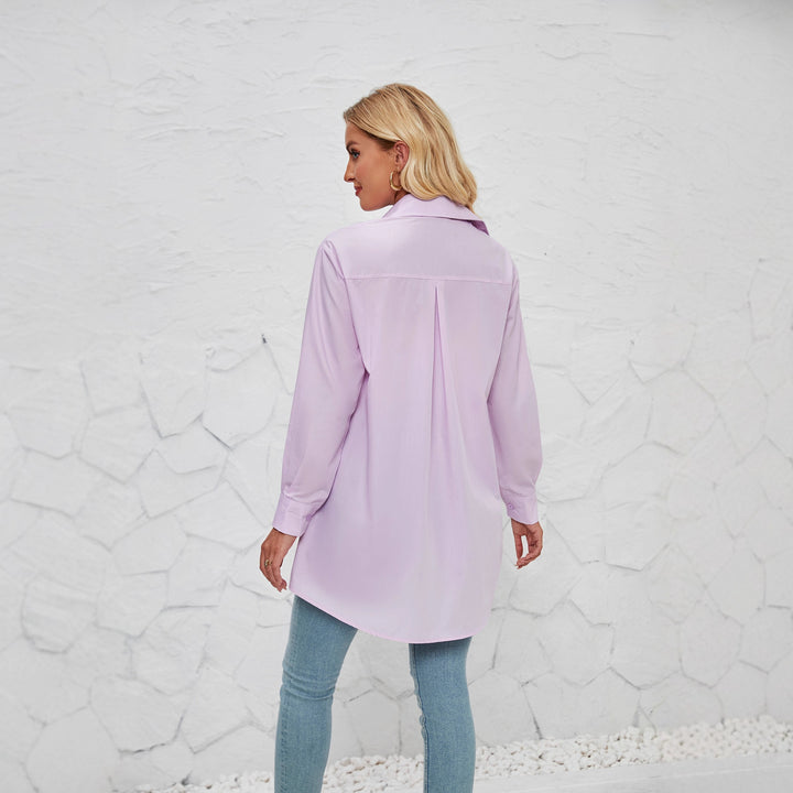 Kvinnors skjorta blus med en elegant oversized passform och klassiska knapprinor Mirla-Eva Jonsson