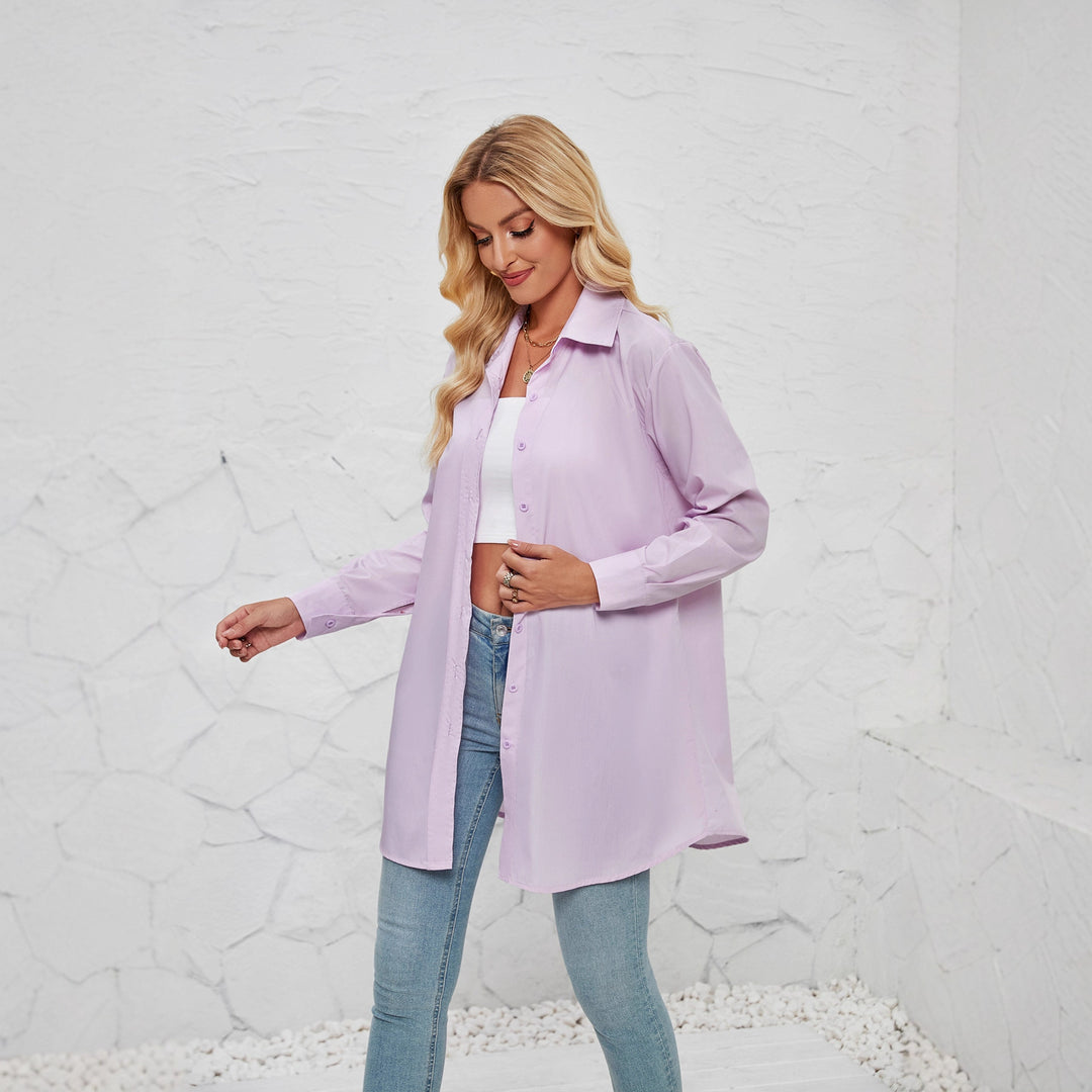 Kvinnors skjorta blus med en elegant oversized passform och klassiska knapprinor Mirla-Eva Jonsson