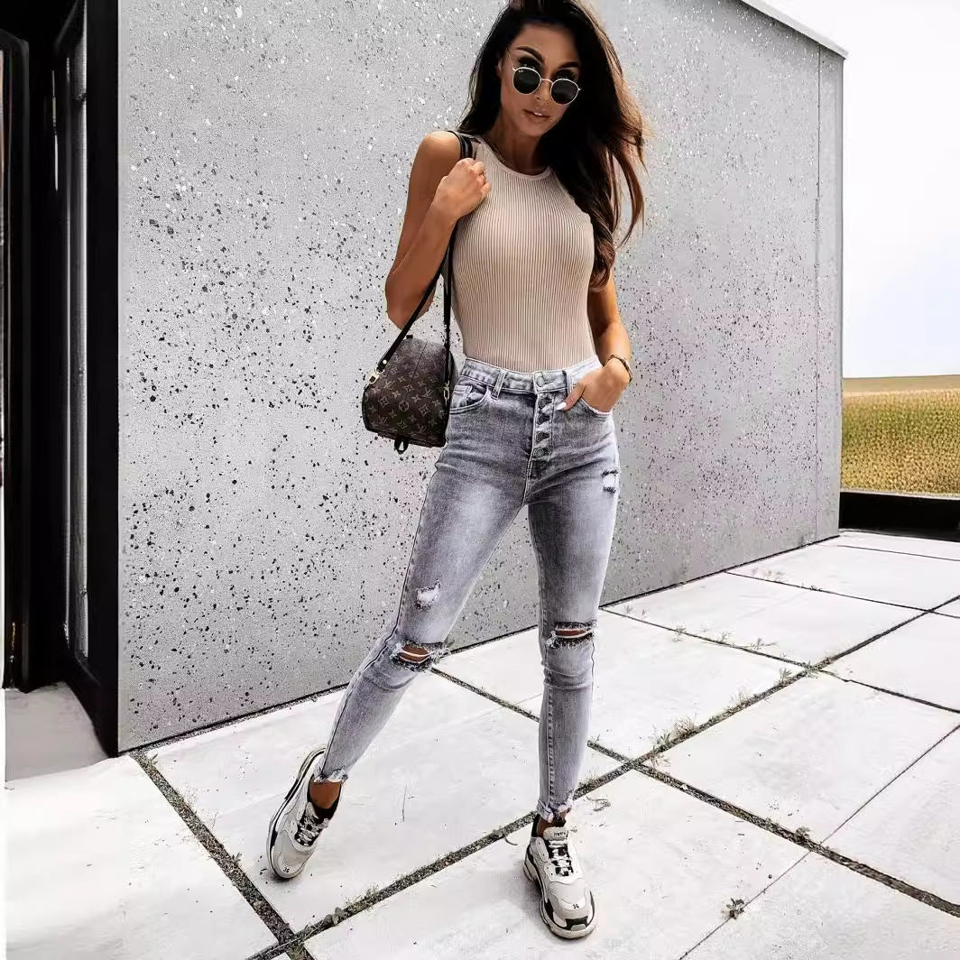 Kvinnors smaljeans med höga fickor och trendiga slitna detaljer Mirla-Eva Jonsson