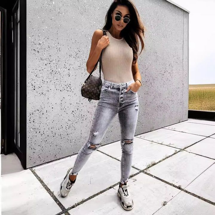 Kvinnors smaljeans med höga fickor och trendiga slitna detaljer Mirla-Eva Jonsson