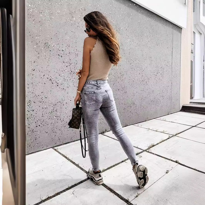 Kvinnors smaljeans med höga fickor och trendiga slitna detaljer Mirla-Eva Jonsson