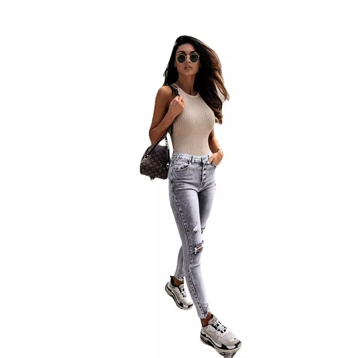 Kvinnors smaljeans med höga fickor och trendiga slitna detaljer Mirla-Eva Jonsson
