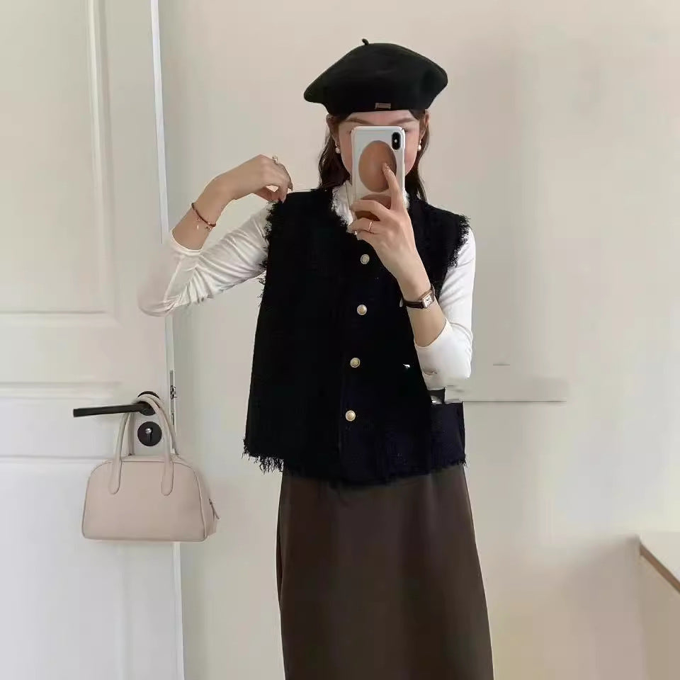 Kvinnors sömlös stickad väst med eleganta knapppaneler och fransade kanter Mirla-Eva Jonsson