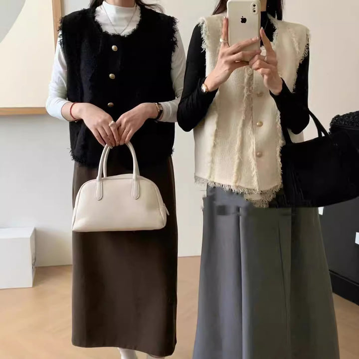 Kvinnors sömlös stickad väst med eleganta knapppaneler och fransade kanter Mirla-Eva Jonsson