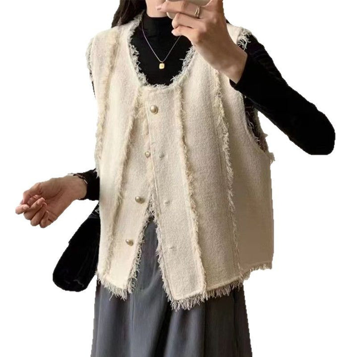 Kvinnors sömlös stickad väst med eleganta knapppaneler och fransade kanter Mirla-Eva Jonsson