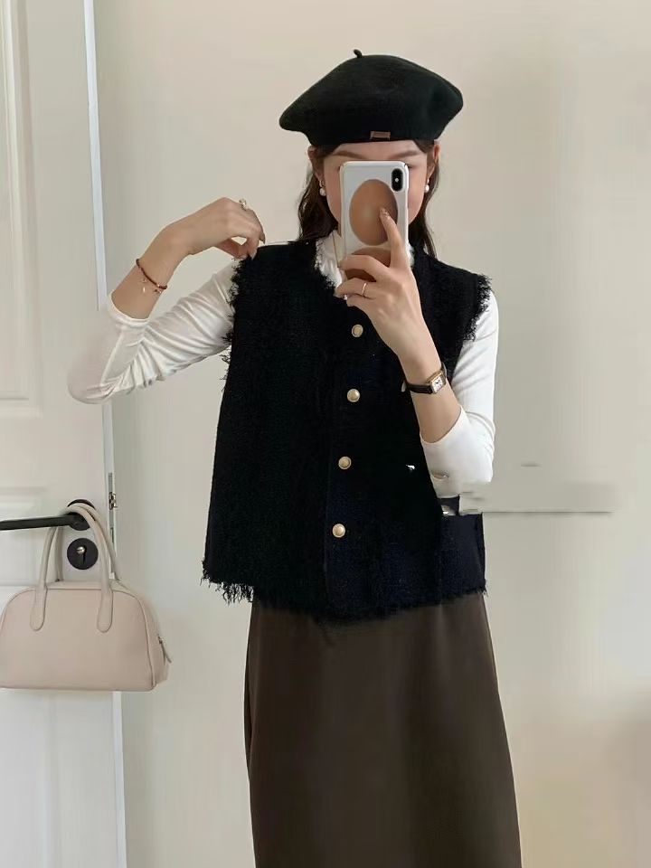 Kvinnors sömlös stickad väst med eleganta knapppaneler och fransade kanter Mirla-Eva Jonsson