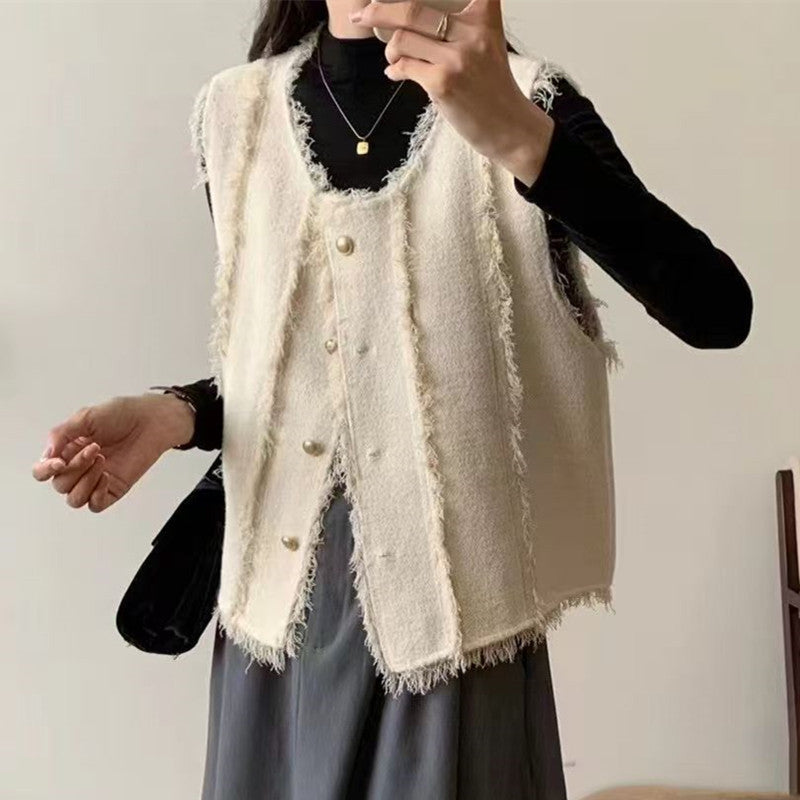 Kvinnors sömlös stickad väst med eleganta knapppaneler och fransade kanter Mirla-Eva Jonsson