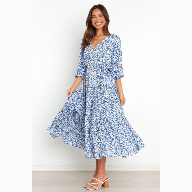 Kvinnors sommar maxi klänning med öppen dekolletage och blommönster Mirla-Eva Jonsson